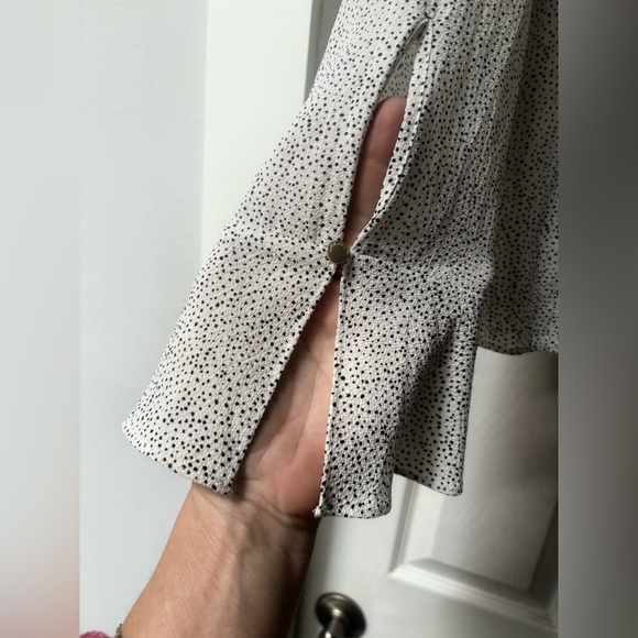 Vince Camuto Cream Blouse with Black Accent - Picture 3 of 11